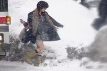 Trời rét dưới 0 độ C, nữ sinh Nhật Bản vẫn mặc váy siêu ngắn