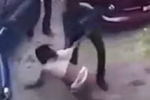 Rùng mình nhìn cảnh chồng đánh vợ tới tấp bằng gậy vì nghi ngoại tình