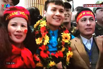 Mẹ đẻ Quang Hải xúc động nhất khi đồng đội dọn tuyết cho con đá