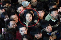 Cô gái xinh đẹp giữa biển người "nổi tiếng" sau đêm giao thừa