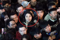 Cô gái xinh đẹp giữa biển người "nổi tiếng" sau đêm giao thừa