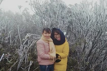 Du khách thích thú ngắm tuyết rơi trên đỉnh Mẫu Sơn