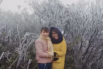 Du khách thích thú ngắm tuyết rơi trên đỉnh Mẫu Sơn