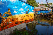 Bích họa bên những ngôi nhà lụp xụp ở Đồng Tháp