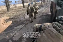 Nga phản công “khó lường” ở Kursk, lính Ukraine bỏ đồng đội chạy thoát