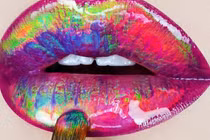 Son bóng holographic - xu hướng môi cuối cùng của năm 2016?