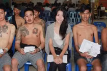 Xôn xao bóng hồng chuyển giới Thái đi khám nghĩa vụ quân sự