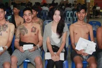 Xôn xao bóng hồng chuyển giới Thái đi khám nghĩa vụ quân sự