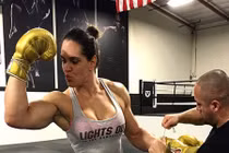 Nữ võ sĩ cơ bắp cuồn cuộn khiến nam giới "khóc thét"