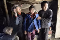 Kỳ lạ cô bé ăn 8 bữa/ngày, 3 cân gạo vẫn gầy