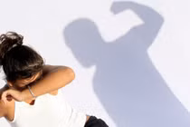 Bạn trai công tử vũ phu dọa nạt cả nhà người yêu 