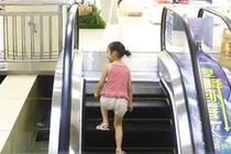 Bé 7 tuổi 2 năm đau đớn vì nhét bút màu vào âm đạo