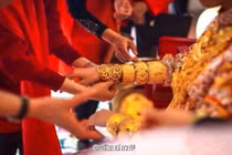 Phát hoảng với cô dâu đại gia phủ kín vàng trên người