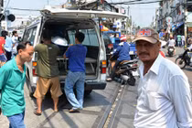 Người đàn ông bình thản nằm giữa đường ray để tàu cán nát