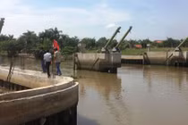 Xà lan trăm tấn đâm hỏng cửa van công trình chống ngập TP HCM