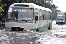 Mưa như trút nước, nhiều tuyến phố Sài Gòn ngập nặng