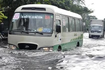 Mưa như trút nước, nhiều tuyến phố Sài Gòn ngập nặng