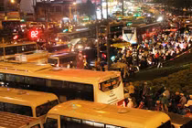 Cầu vượt thép run bần bật, CSGT toát mồ hôi vì...kẹt xe