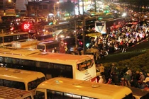 Cầu vượt thép run bần bật, CSGT toát mồ hôi vì...kẹt xe