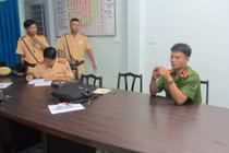 CSGT gãy mũi vì bị người đi đường ném đá