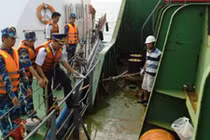 Cận cảnh tàu SUNRISE 689 đang được khám nghiệm