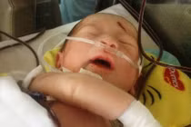 Diễn biến sức khỏe bé sơ sinh văng khỏi bụng mẹ trong tai nạn