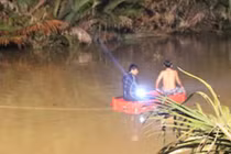 Trắng đêm tìm nữ sinh nhảy cầu tự tử vì giận bạn trai