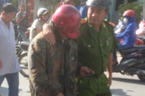 Phút đối đầu nghẹt thở khống chế kẻ chém công an, ôm gas cố thủ