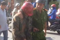 Phút đối đầu nghẹt thở khống chế kẻ chém công an, ôm gas cố thủ