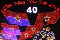 Đường phố Sài Gòn rực rỡ đèn hoa đón năm mới