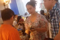 “Chợ đen” đô la hoạt động công khai ở Tân Sơn Nhất