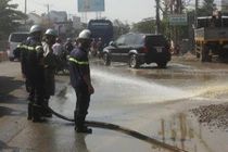 Hóa chất lạ tràn đường, bốc khói nghi ngút giữa TP HCM