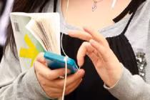 Những tác hại khôn lường khi vừa đi vừa dùng điện thoại