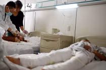 Bé 8 tuổi “đốt” hai em họ bắt chước phim hoạt hình