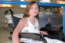 Bé gái cứ chạm vào người là bị đau khủng khiếp