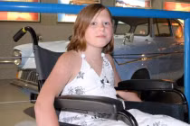 Bé gái cứ chạm vào người là bị đau khủng khiếp