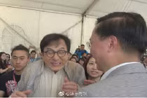 Thành Long bịt tai khi bị hỏi chuyện con gái rơi sống gầm cầu