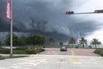 Hình ảnh đầu tiên của siêu bão Matthew ập vào nước Mỹ