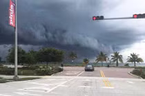 Hình ảnh đầu tiên của siêu bão Matthew ập vào nước Mỹ