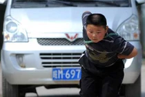 10 lực sĩ nhí có sức mạnh phi thường trên thế giới