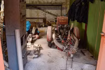 Bên trong trạm cứu hỏa bỏ hoang ở Anh gần 50 năm