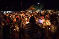 Ảnh chiến binh FARC cầu nguyện trước khi trở lại đời thường