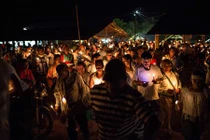 Ảnh chiến binh FARC cầu nguyện trước khi trở lại đời thường