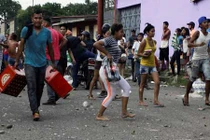 Cạn tiền mặt, người dân Venezuela cướp phá siêu thị 