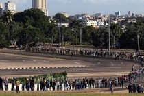 Hàng nghìn người xếp hàng viếng lãnh tụ Fidel Castro