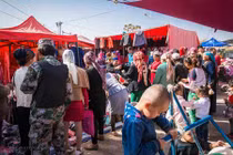 Cảnh mua bán nhộn nhịp tại một phiên chợ ở Tân Cương