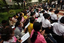 Hàng nghìn dân đổ về Bangkok cầu nguyện cho vua Thái Lan