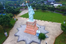 Bên trong công viên giải trí toàn công trình nhái ở Trung Quốc