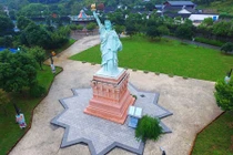 Bên trong công viên giải trí toàn công trình nhái ở Trung Quốc