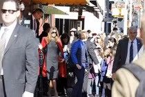 Ảnh: Dân tình đổ xô xem vợ con TT đắc cử Donald Trump